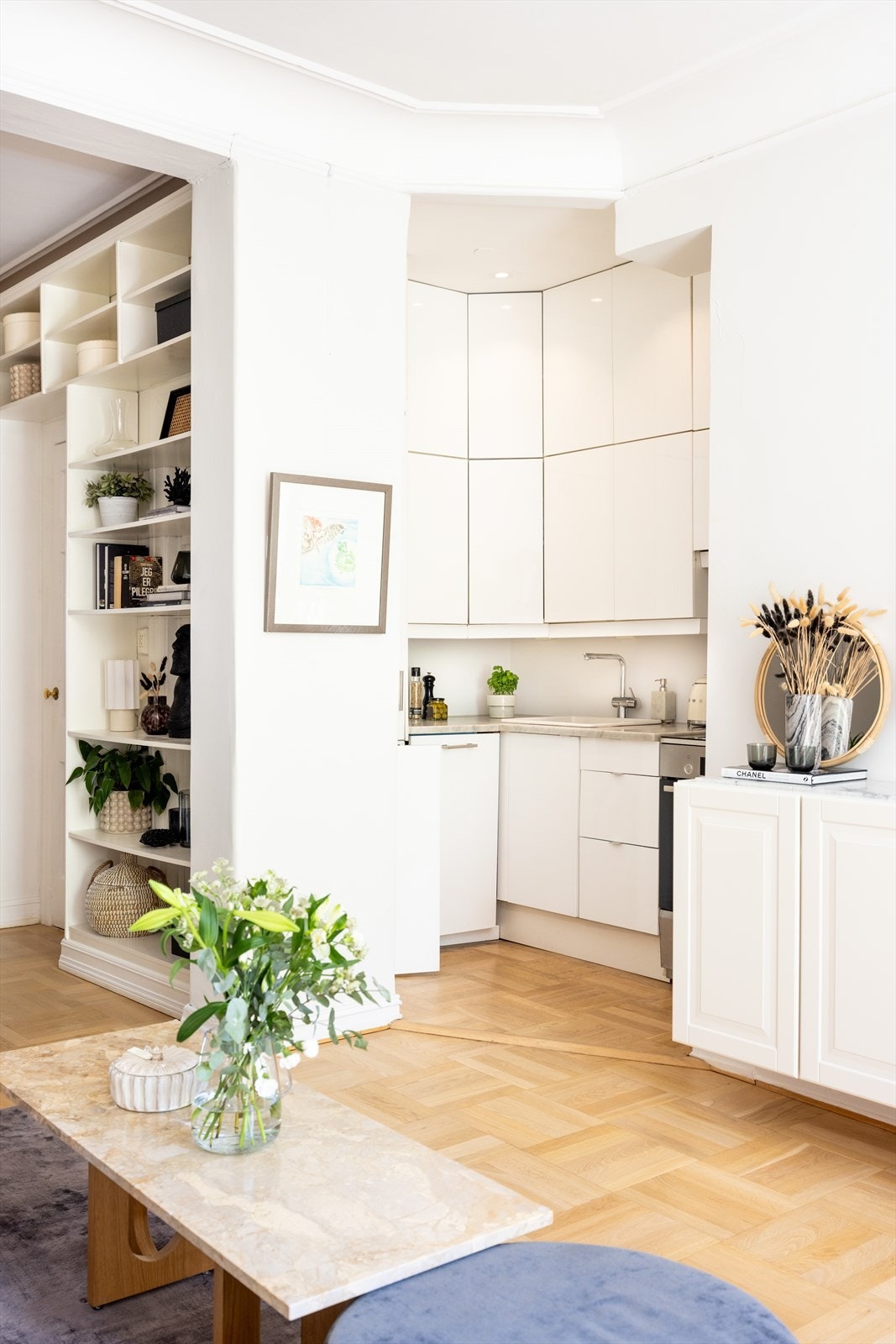 - Kjøkken fra HTH og IKEA fra 2005 med åpen løsning mot stuen - Galleribilde