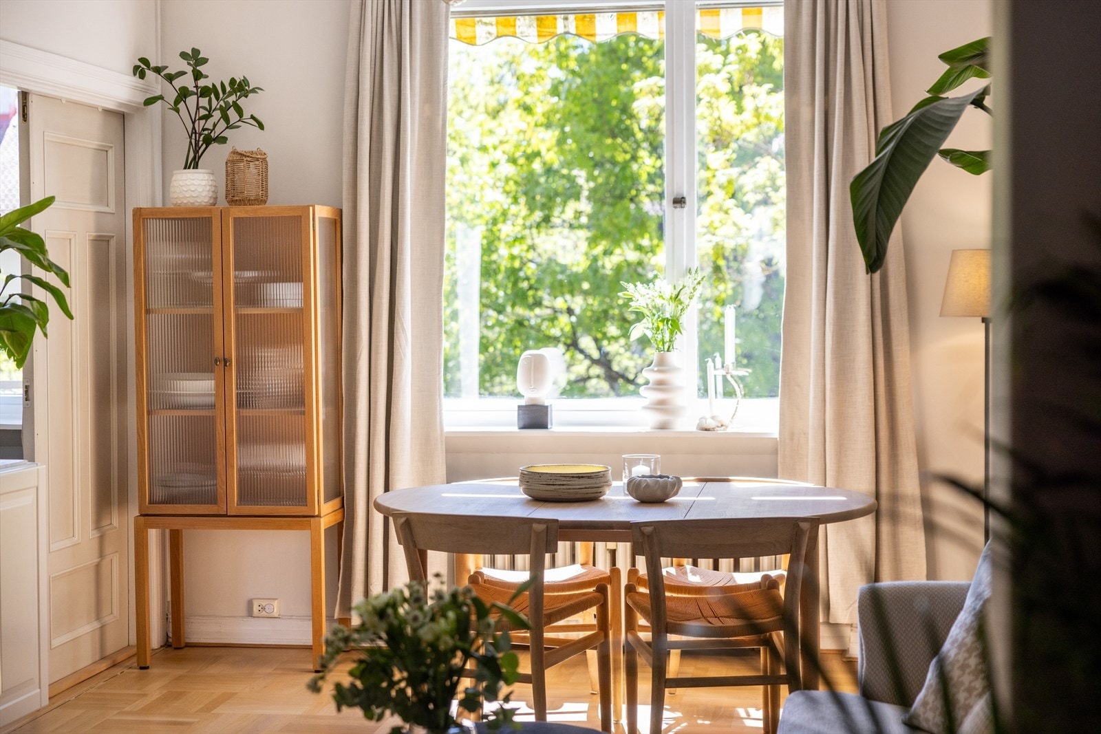 - Store vindusflater som gir rikelig med luft og lys - Galleribilde