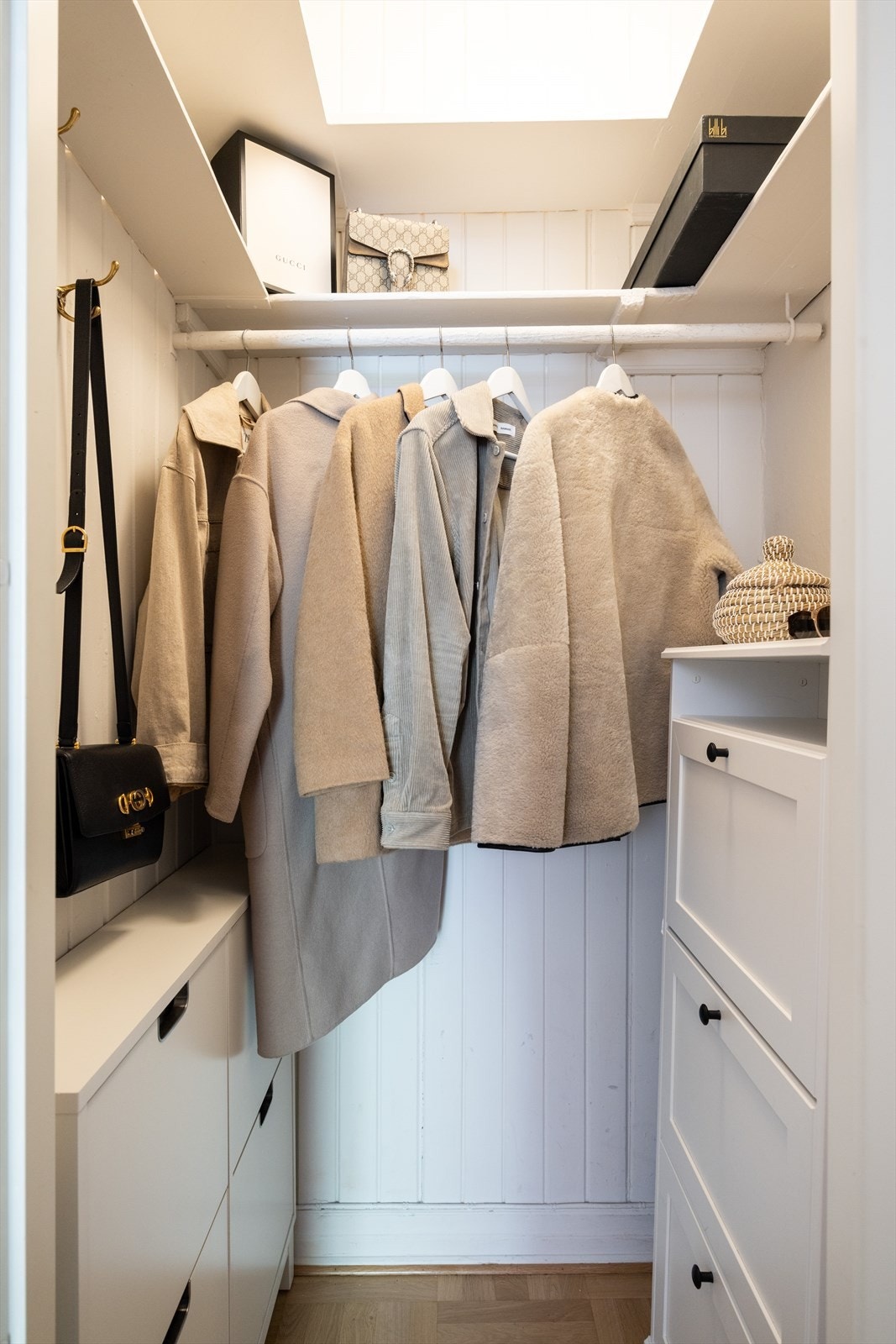 - I tilknytning til entréen er det en praktisk garderobe med god plass til sko og yttertøy - Galleribilde