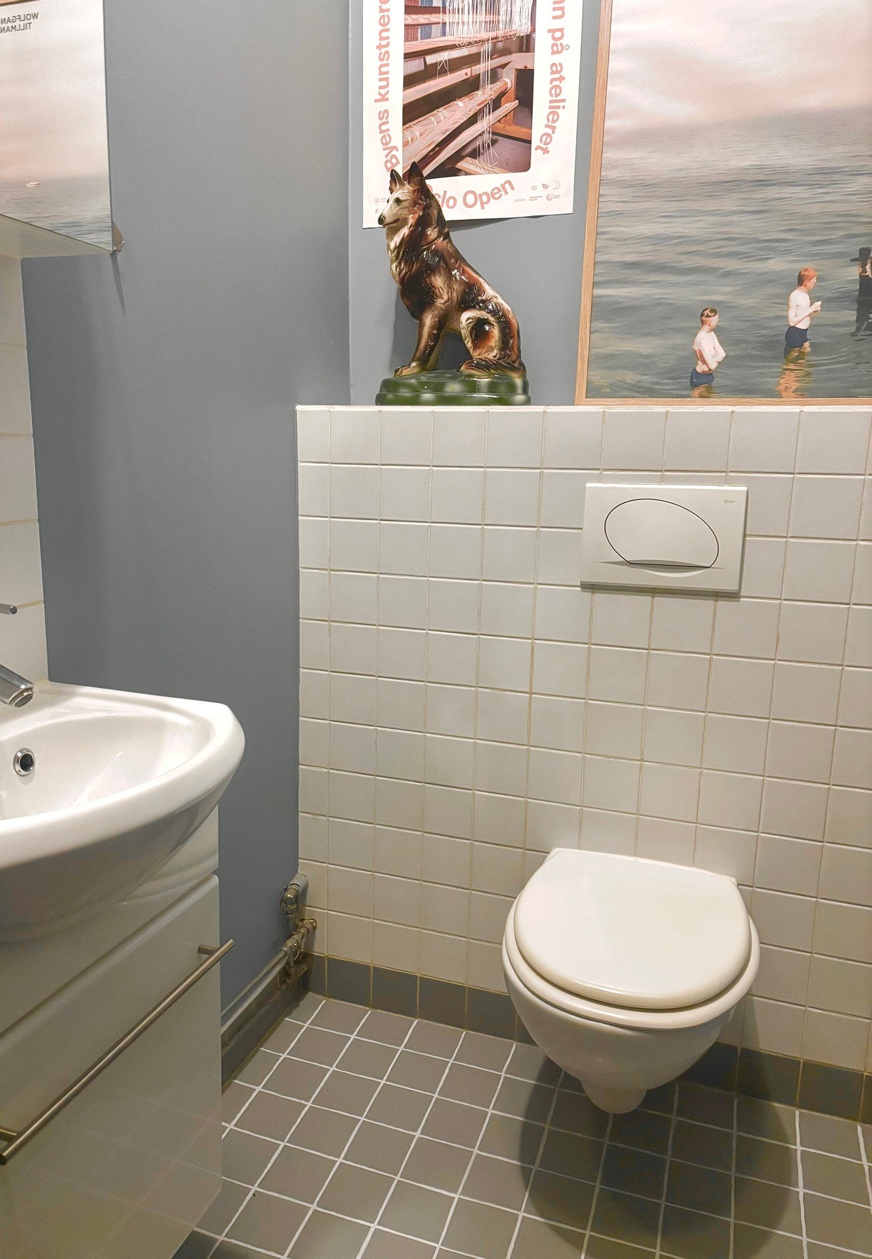 Leiligheten har et praktisk og separat toalettrom med funksjonell innredning, samt varmekabler i gulvet. Galleribilde