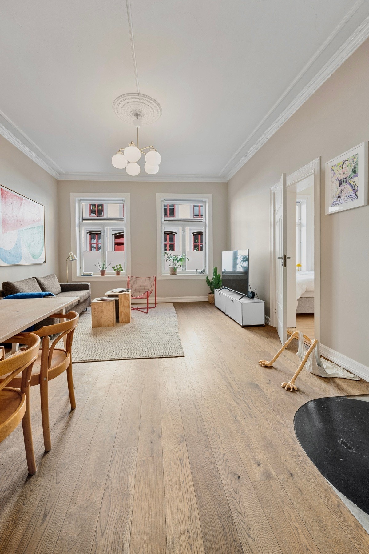 Varmtvann, kommunale avgifter og kabel-tv/bredbånd er inkludert i felleskostnader. Galleribilde