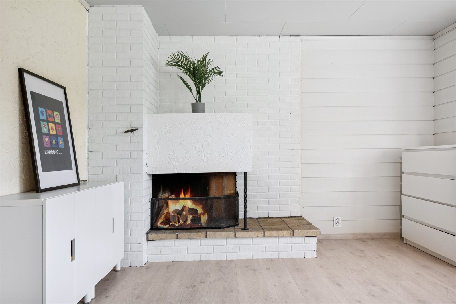 Stue/soverom i kjeller. Selger har sendt inn søknad for bruksendring av rommet. Galleribilde