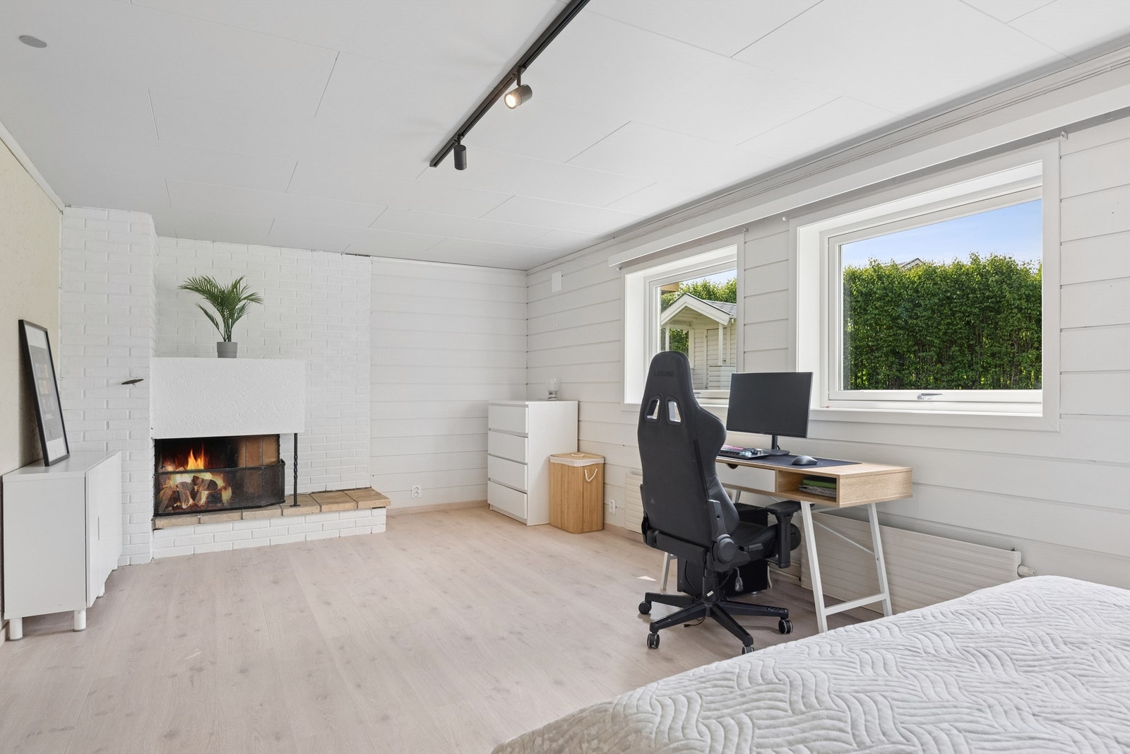 Stue/soverom i kjeller. Selger har sendt inn søknad for bruksendring av rommet. Galleribilde