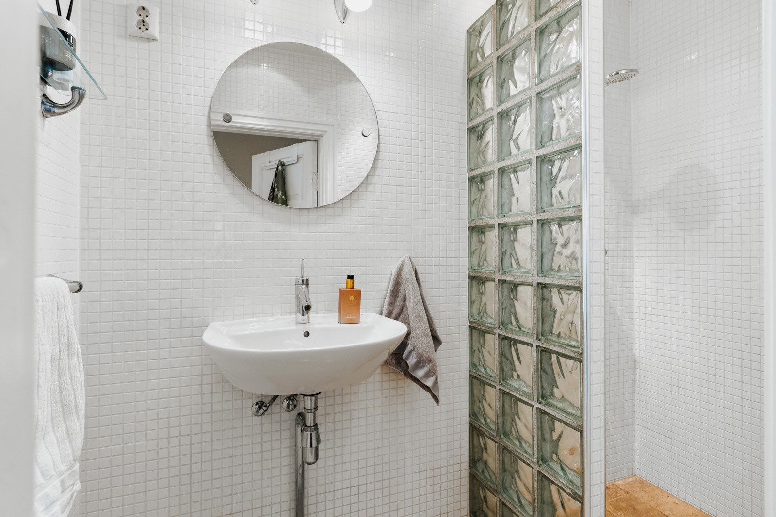 Pent flislagt bad med varmekabler og en stor dusjnisje. Badet ble renovert i 2003. I 2014 ble det lagt flis på eksisterende fliser, nye varmekabler. Det er servant og vegghengt speil. Galleribilde