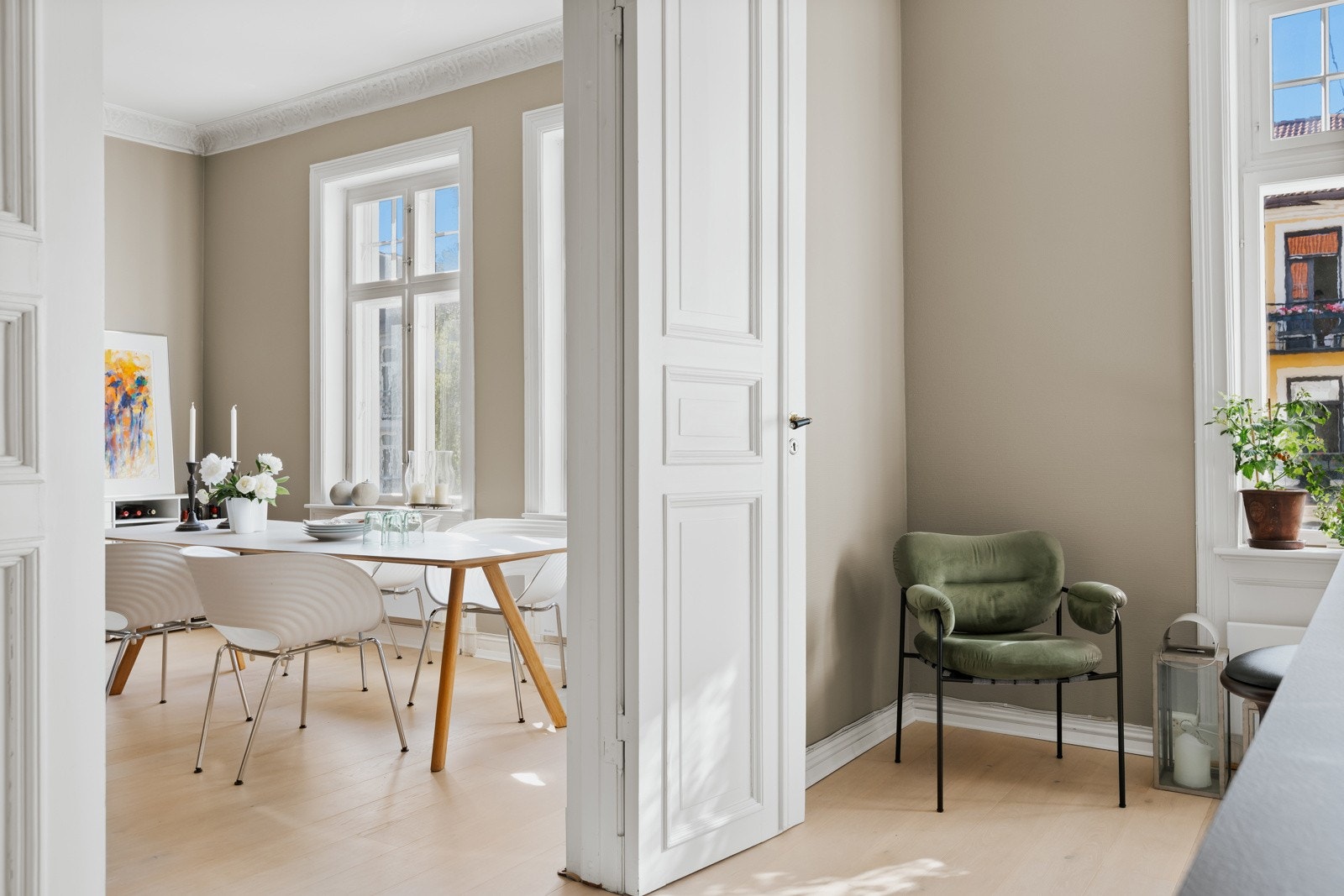 En lys og vakker klassisk leilighet med balkong, stort kjøkken med øy, fløydører, rosetter og stukkatur. Galleribilde