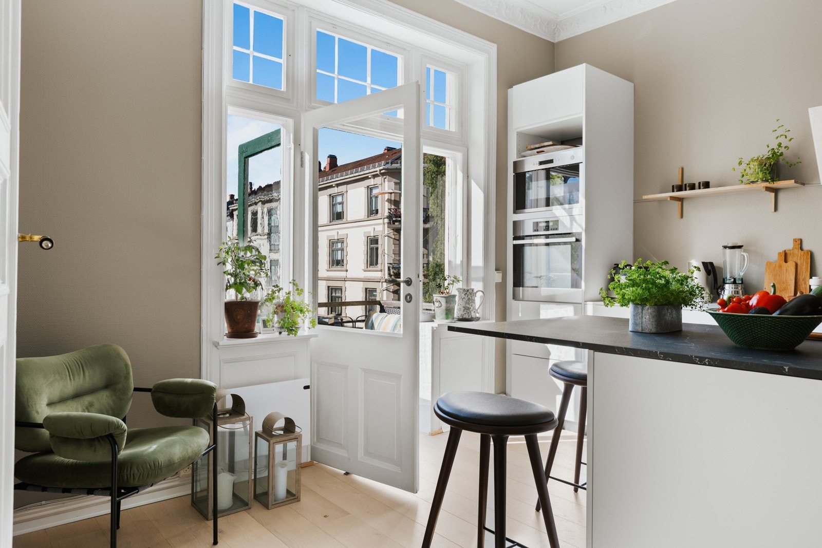 Velkommen til Sorgenfrigata 23 - en leilighet med klassiske detaljer som store vindusflater, brede karmer, doble fløydører, rosett og stukkatur i skjønn harmoni med et stramt og moderne kjøkken. Galleribilde