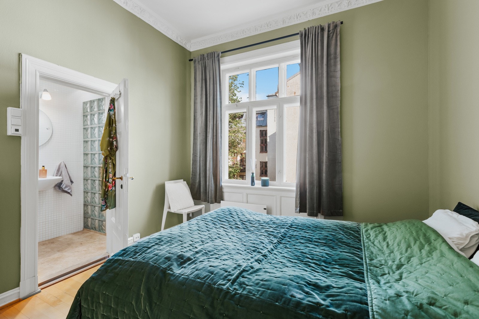 Soverom 3 er hovedsoverommet. Det måler hele 19,8 kvm og har god plass til skap, dobbeltseng og hjemmekontorløsning. Det er tilgang til badet fra det største soverommet. Galleribilde