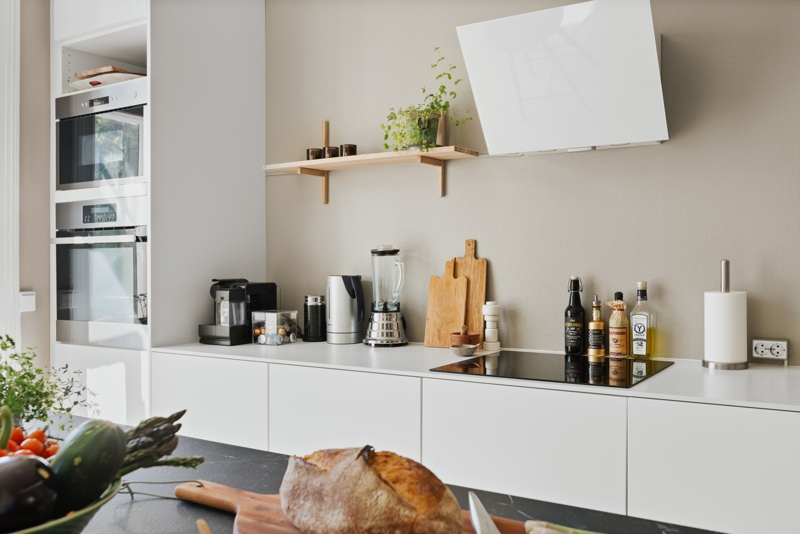 Integrert ovn, induksjonsovn, micro, opplegg for oppvaskmaskin, kombiskap fra LG (Side-by-side skap. Kjølt vann og isbiter fra egen vannbeholder). Avtrekksvifte med kullfilter. Galleribilde