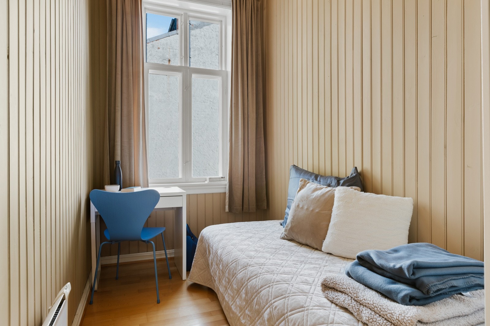 Soverom 2 er 7 kvm og har plass til seng, skap og skrivebord. Galleribilde