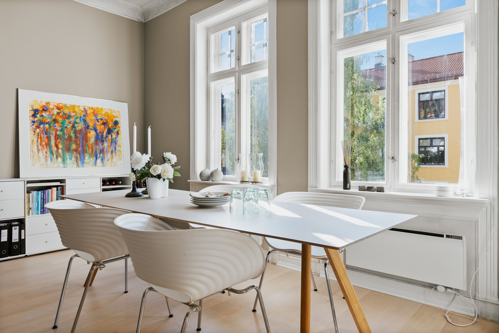En luftig stue med peis og god plass til både langbord og salong. Galleribilde