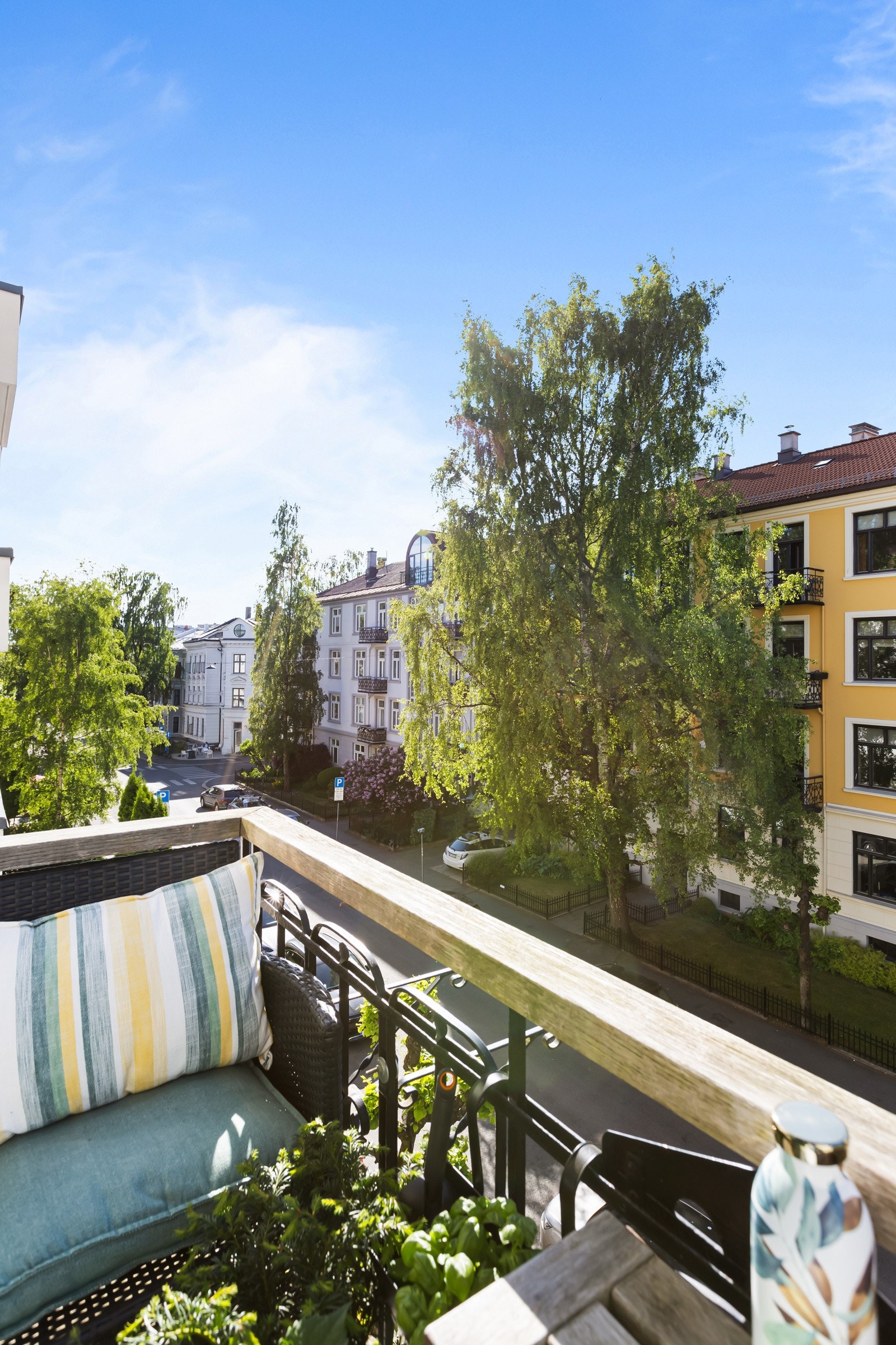 Balkongen har et klassisk smijernrekkverk og luftig utsyn over staselige bygårder i Sorgenfrigata. Galleribilde
