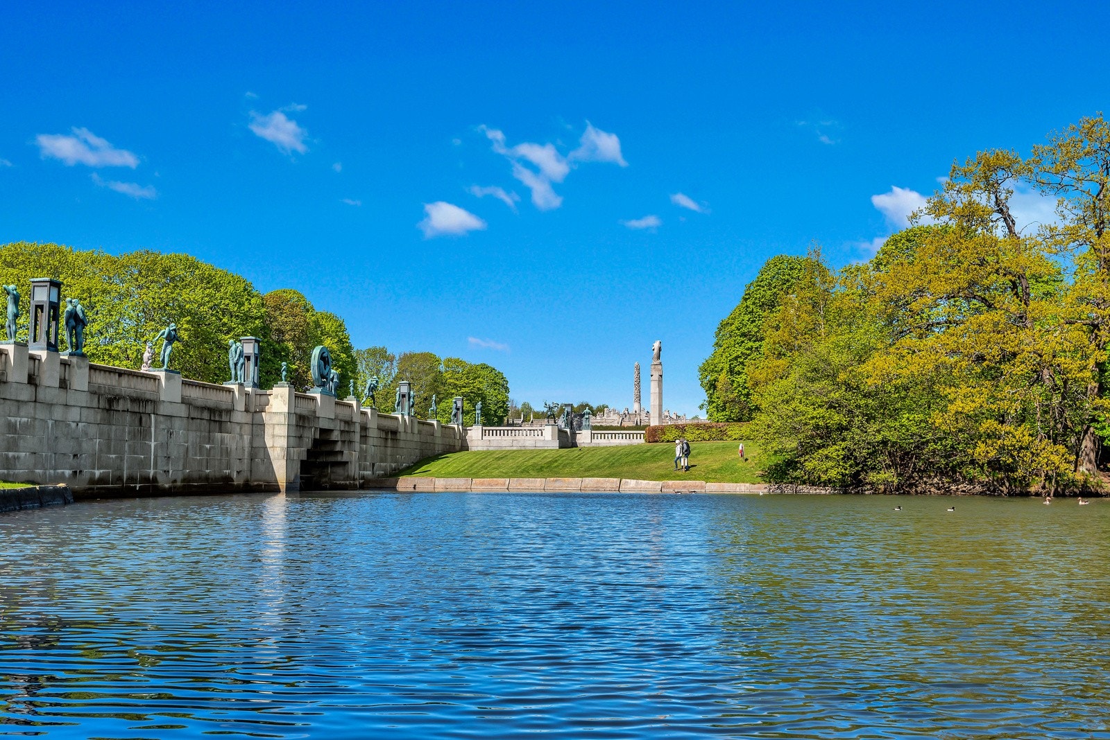 Ca 10 minutters gange til Frognerparken med flotte grøntanlegg og andedam. Galleribilde