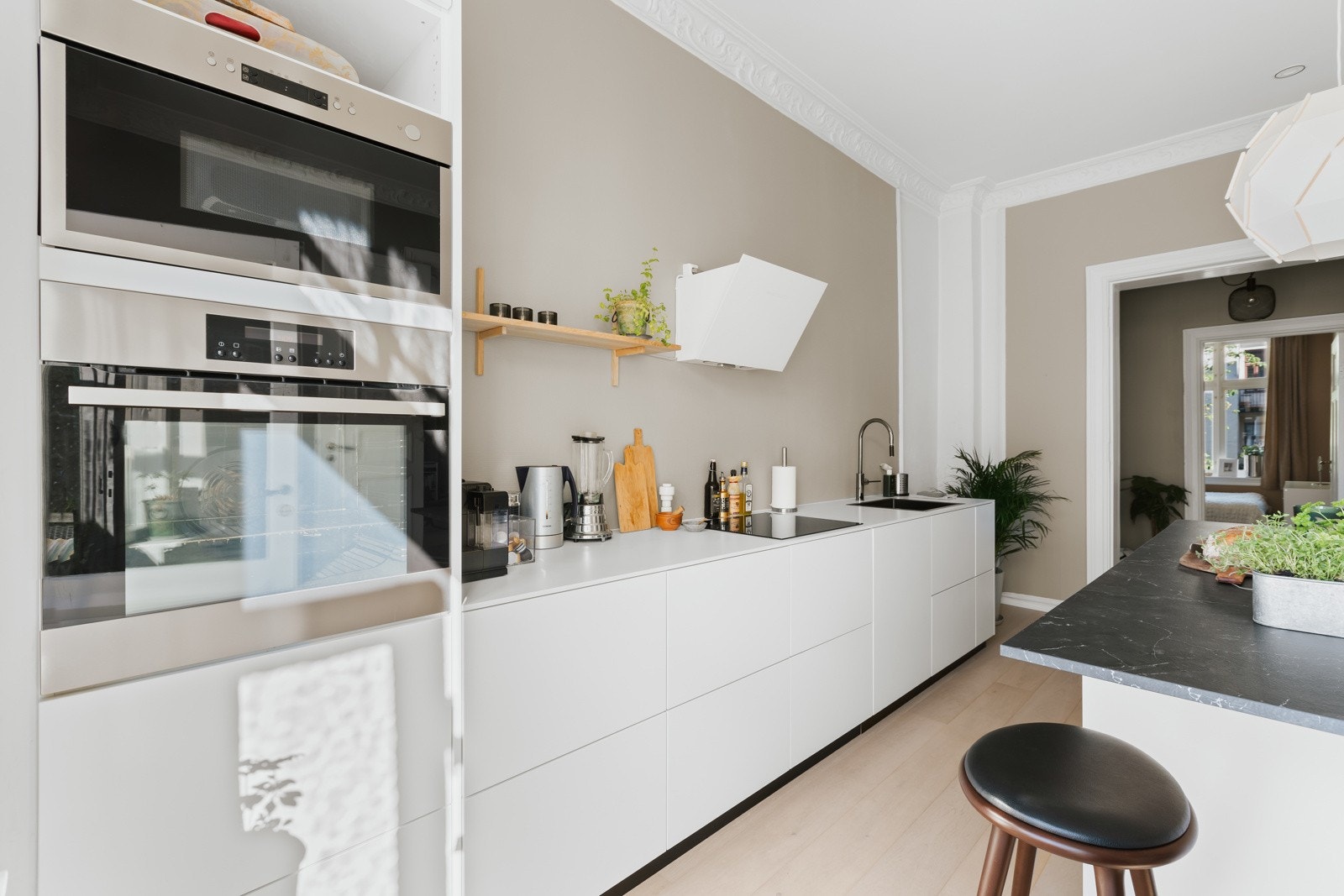 Kjøkkenet har plass til barkrakker så her kan man samle seg om matlagingen over et glass vin. Komfyrvakt er installert. Galleribilde