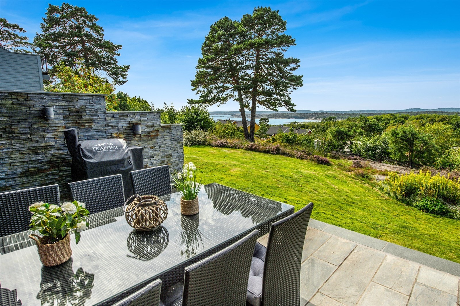 En terrasse med nydelige sol- og utsiktsforhold Galleribilde