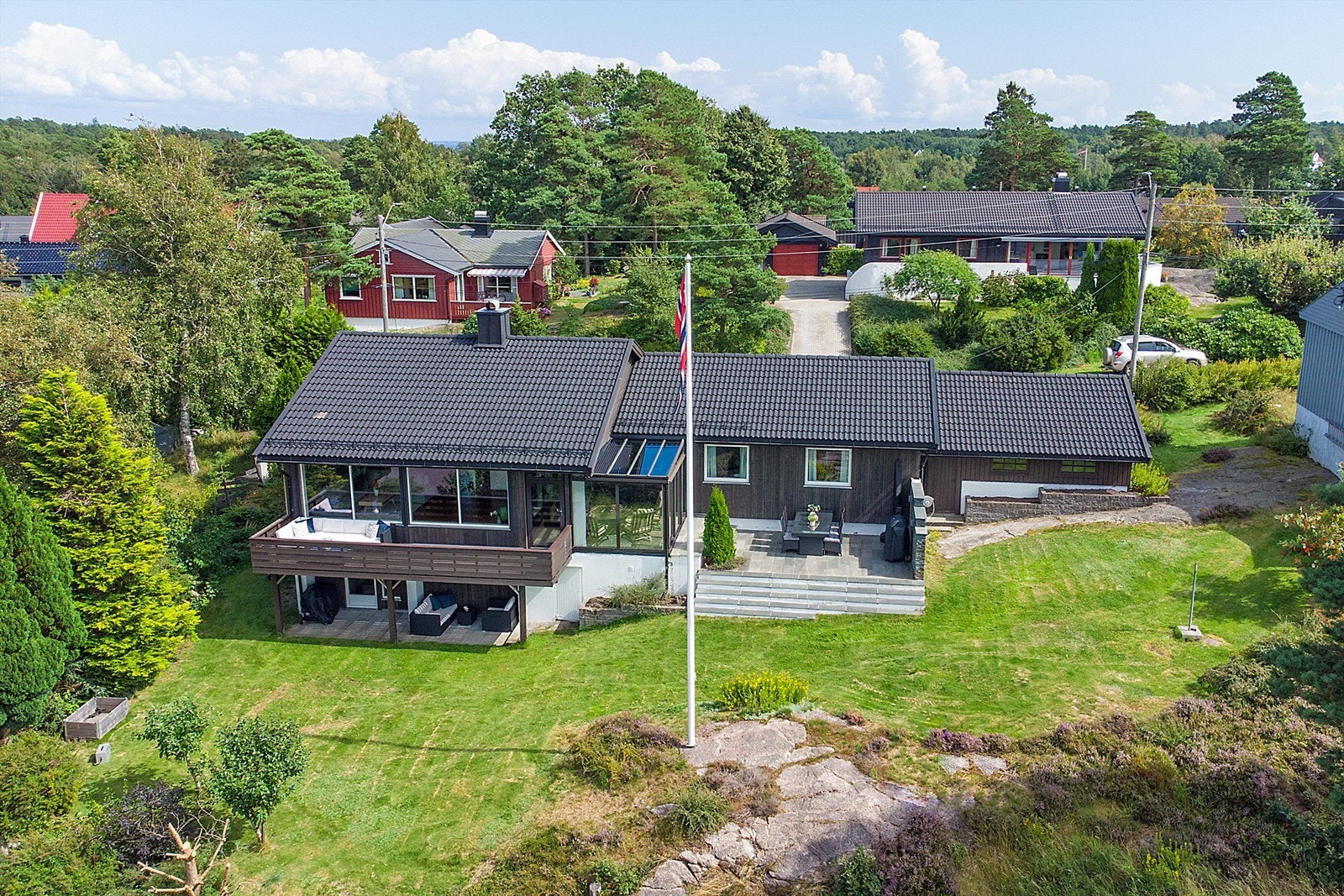 Preståsen er et svært hyggelig og rolig villaområde med kun en liten gangavstand ned til selve sentrumskjernen Galleribilde