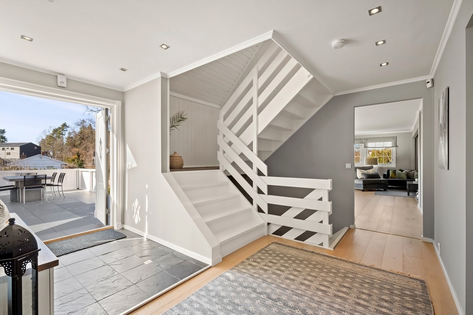 Entré/hall med dobbel fløydør ut til vestvendt uteplass. Galleribilde