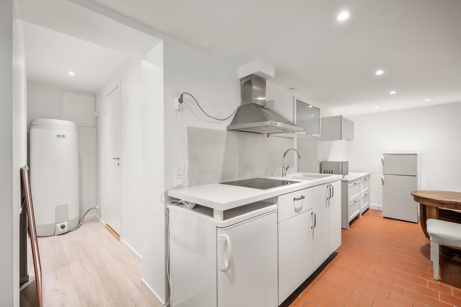 Gang inn fra entré med varmtvannsbereder (ny 2019). Inngang til bad. Galleribilde