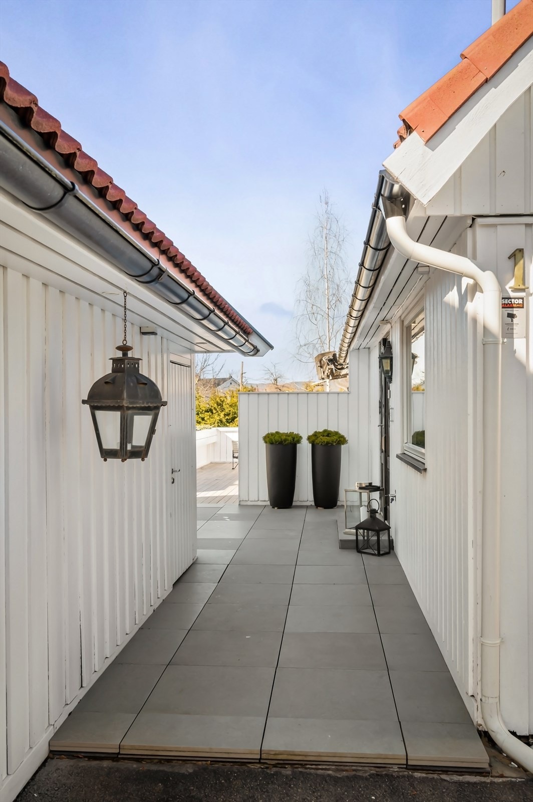 Svalgang mellom hus og garasje. Galleribilde