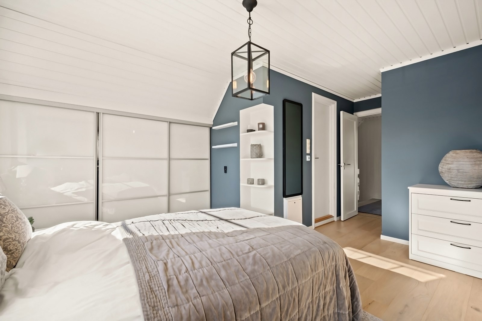 Soverom 2 har inngang til eget bad. Godt med oppbevaringsplass i skyvedørsgarderobe. Galleribilde