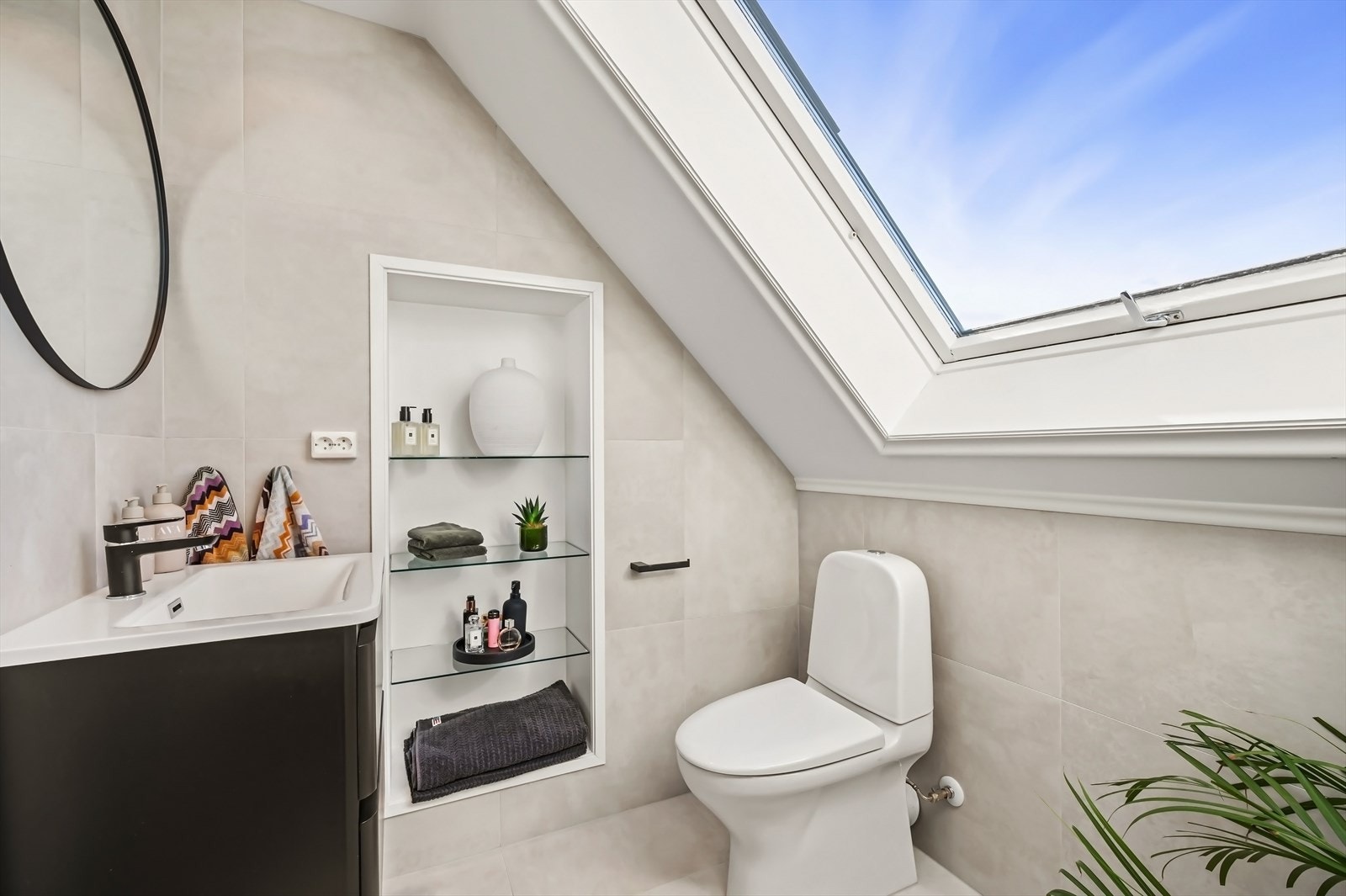 Innfeldt hyllenisje. Innredet med regnfalldusj og innsvingbare dører i glass, toalett samt servant med skuffer. Galleribilde