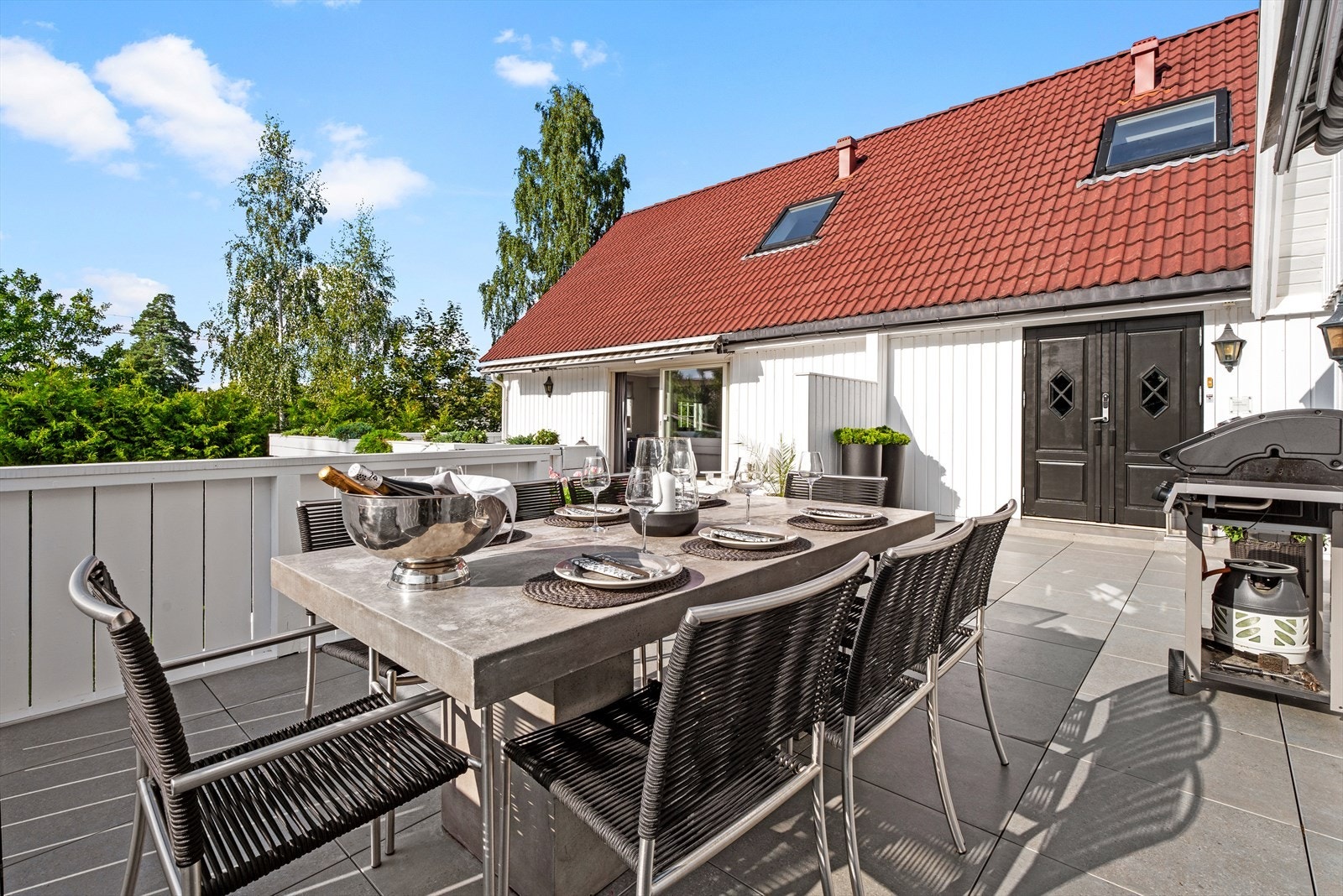 Svært hyggelig inngangsparti. Terrasseområdet er romslig og privat. Galleribilde