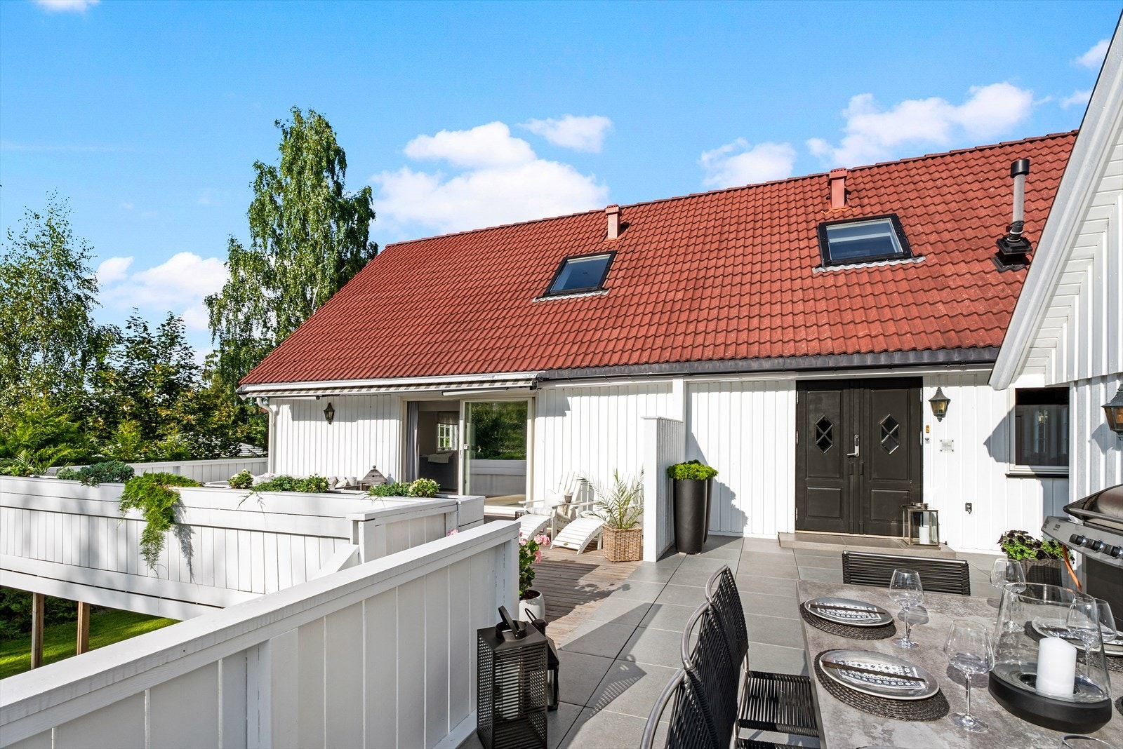 Stor, vestvendt og solrik terrasse. Flere gode soner for sittegrupper. Utstyrt med markise og belysning. Galleribilde