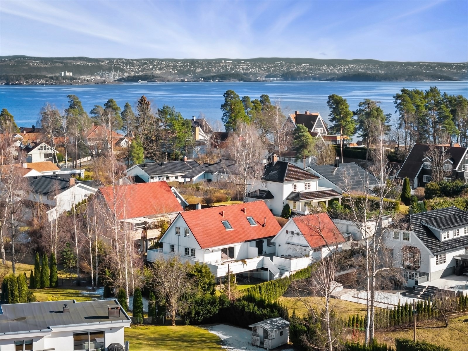 Særdeles attraktiv beliggenhet i landlige omgivelser, men med kort vei vannet og til alt det du trenger av servicetilbud. Galleribilde