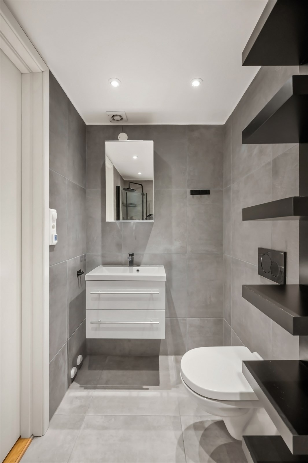 Opplegg for vaskemaskin. Innredet med speilskap, regnfalldusj, servant og toalett. Galleribilde