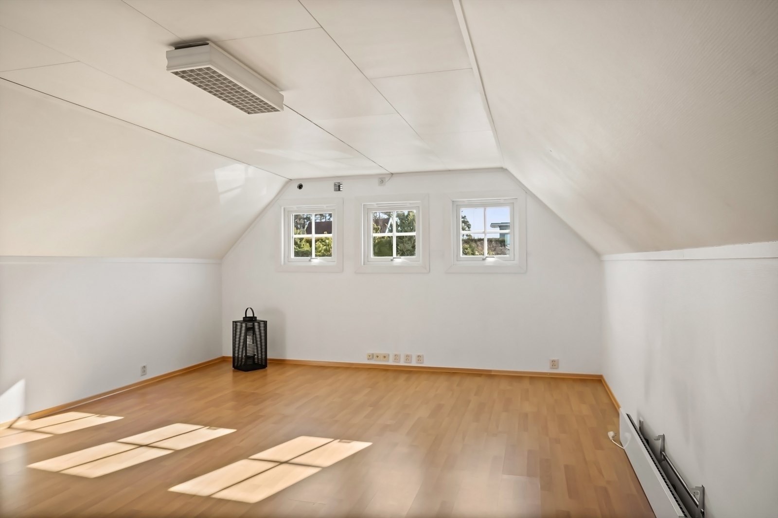 Rom over garasje. Galleribilde