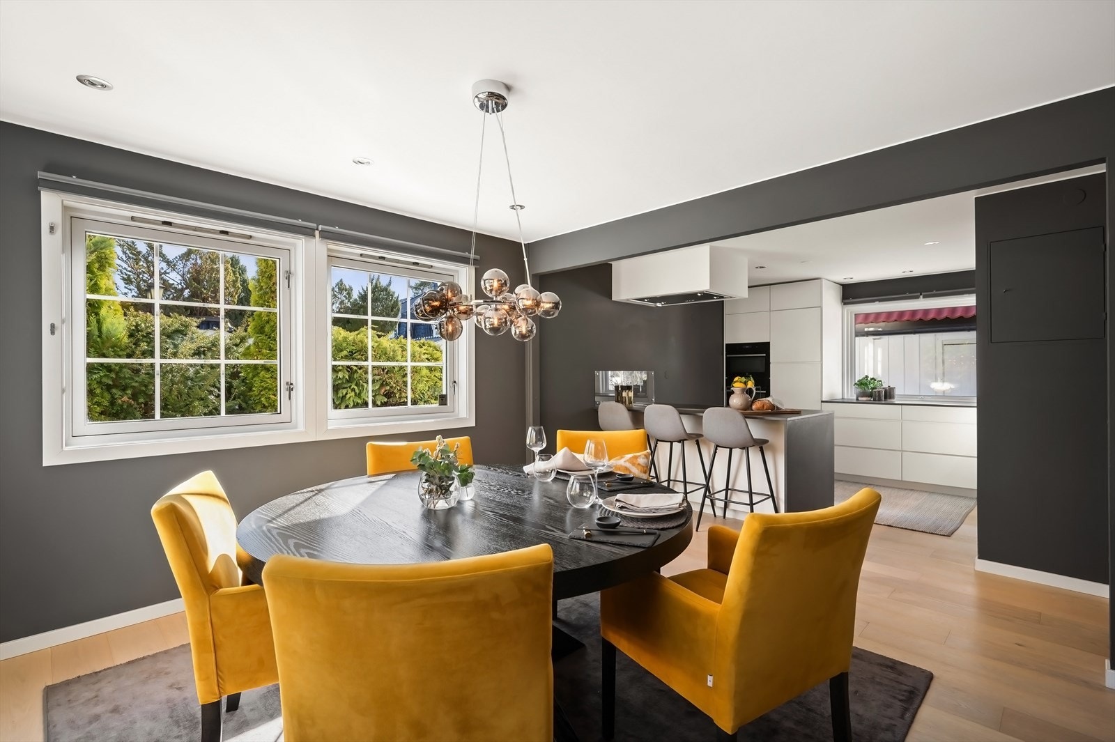 Lekker, separat spisestue og kjøkken med vinduer på tre sider av rommet. Galleribilde