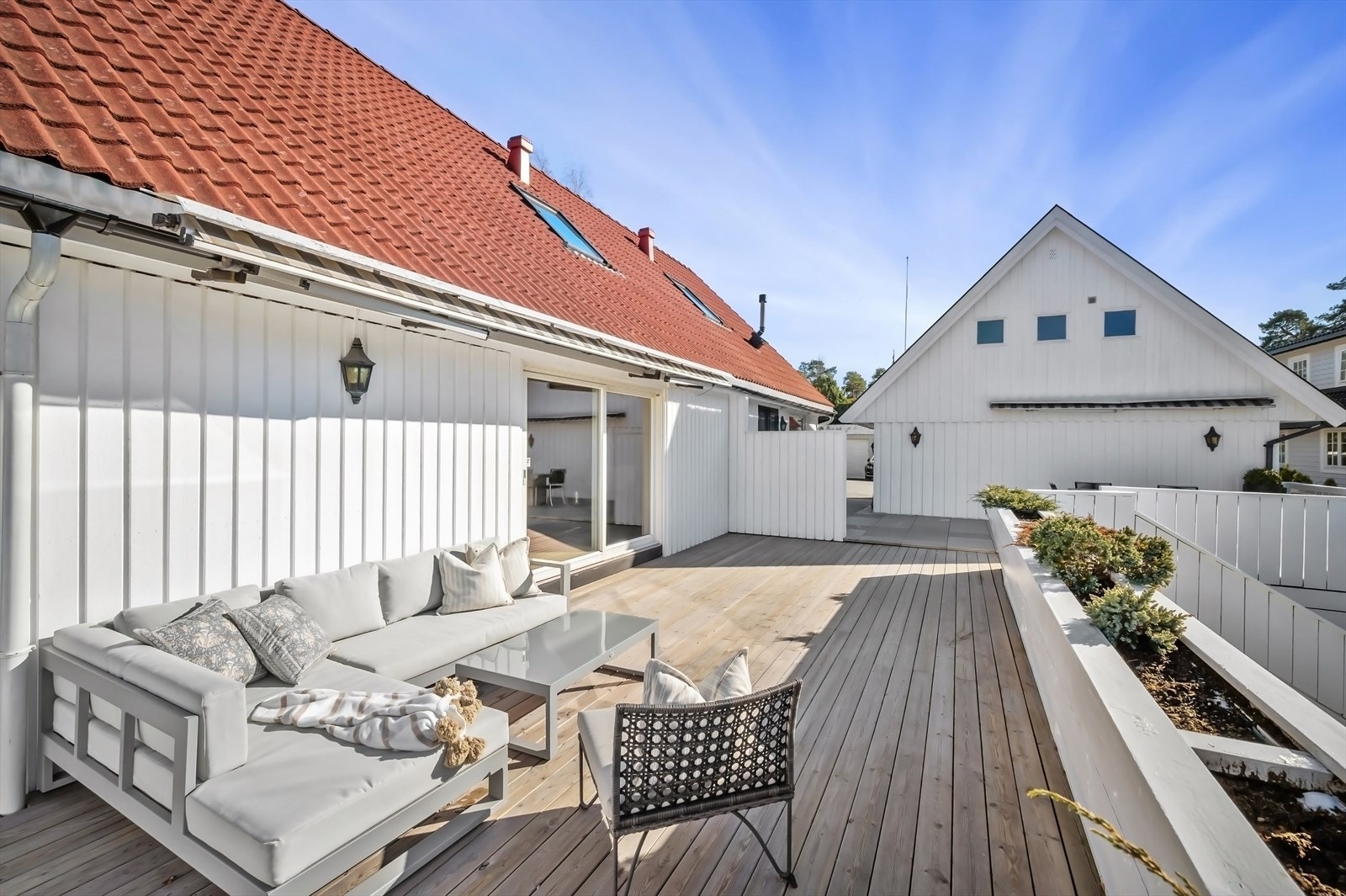 Trykkimprengerte terrassebord ble skiftet ut på hele terrassen i 2017, nybeiset i 2024. Galleribilde