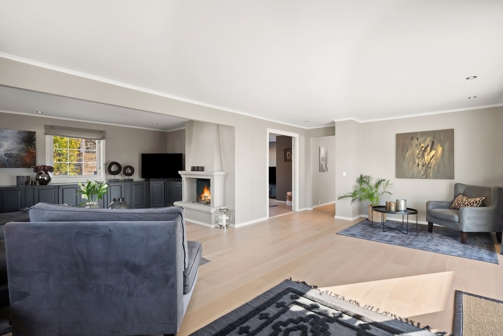 Fra stue og inn til stue nr. 2. Galleribilde