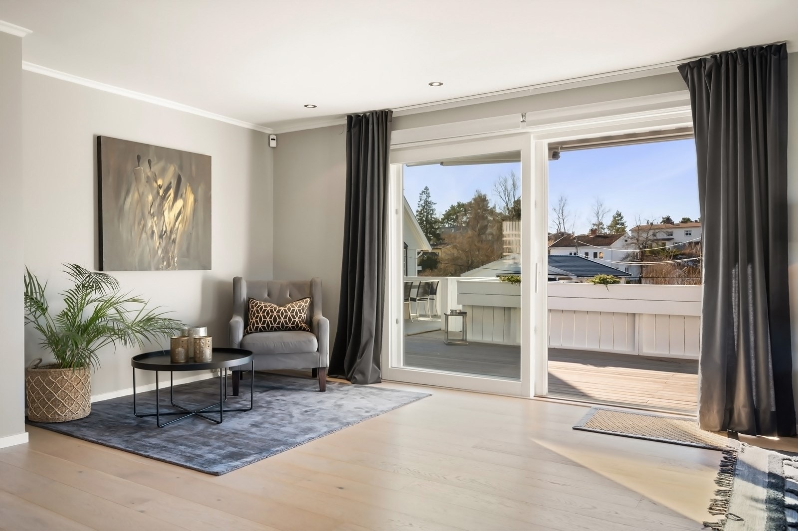 Hovedetasje - Rett ut til solrik, vestvendt terrasse fra stue. Galleribilde