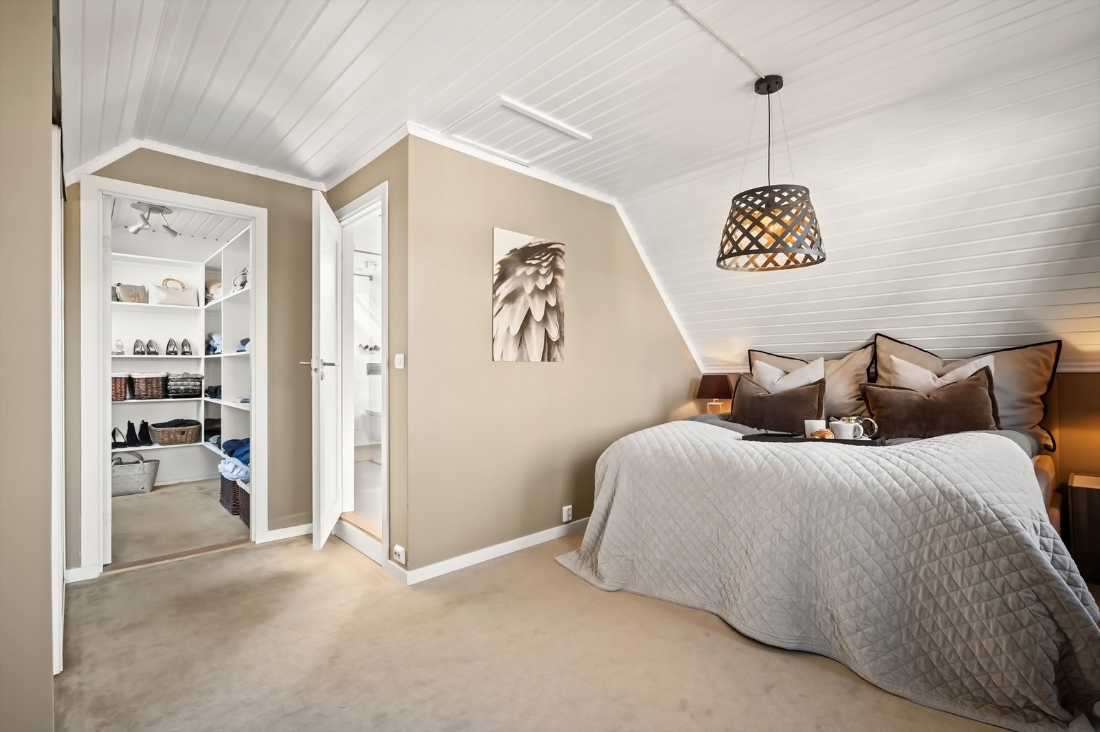 God plass til stor dobbeltseng. Galleribilde