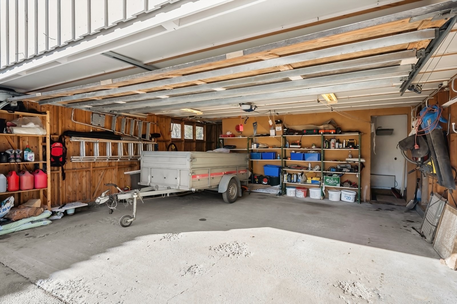 Stor dobbelgarasje med ny motor for garasjeport i 2022. Galleribilde