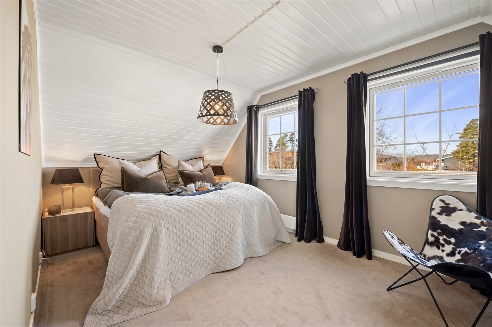 Soverom 1/master med eget stort bad og walk-in closet. Galleribilde