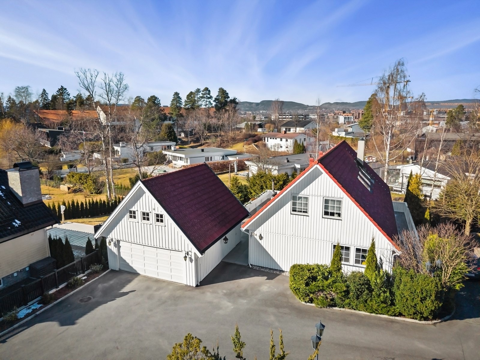 Pent opparbeidet gårdstun med asfaltert vei og diverse hyggelig beplantning. Galleribilde