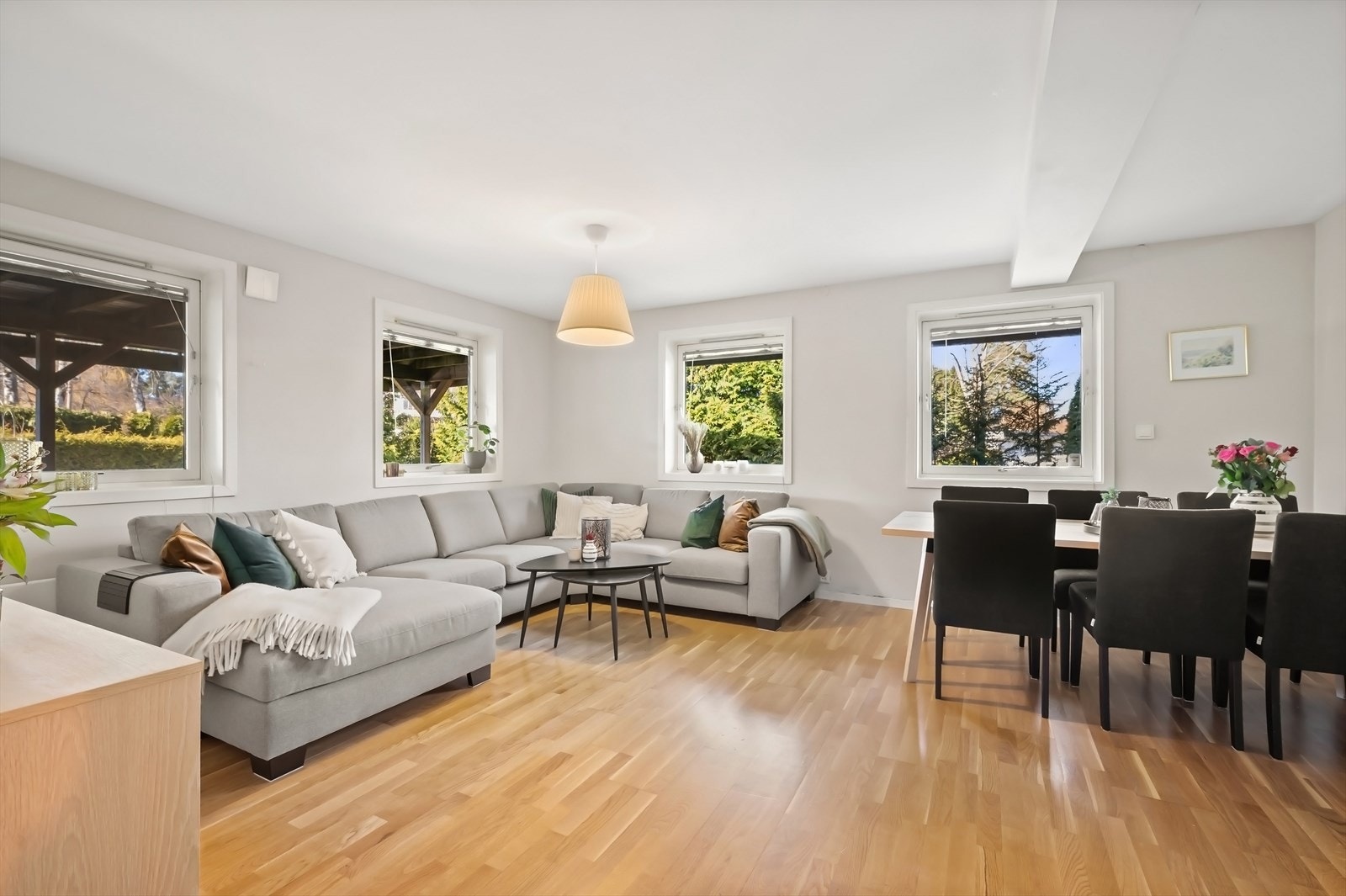 Lys kjellerstue med vinduer fra to kanter og peisovn. God plass til sofagruppe og spisegruppe. Galleribilde