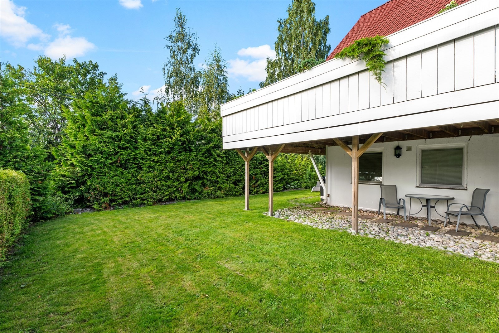 Pent opparbeidet med plen og hekk. Galleribilde