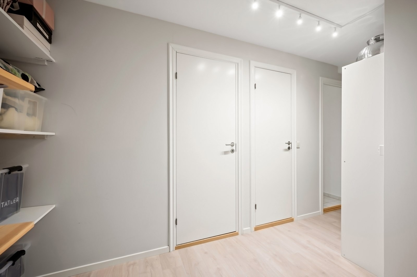 Trapperom i underetasje med boder og vaskerom. Galleribilde