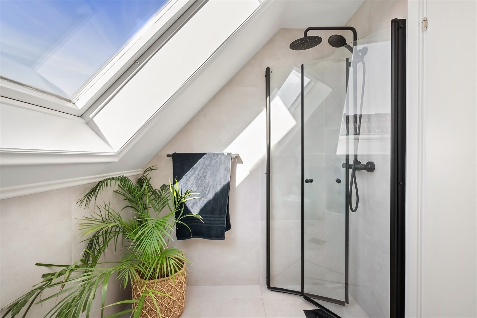 Delikat bad 2 inn fra soverom 2. Galleribilde