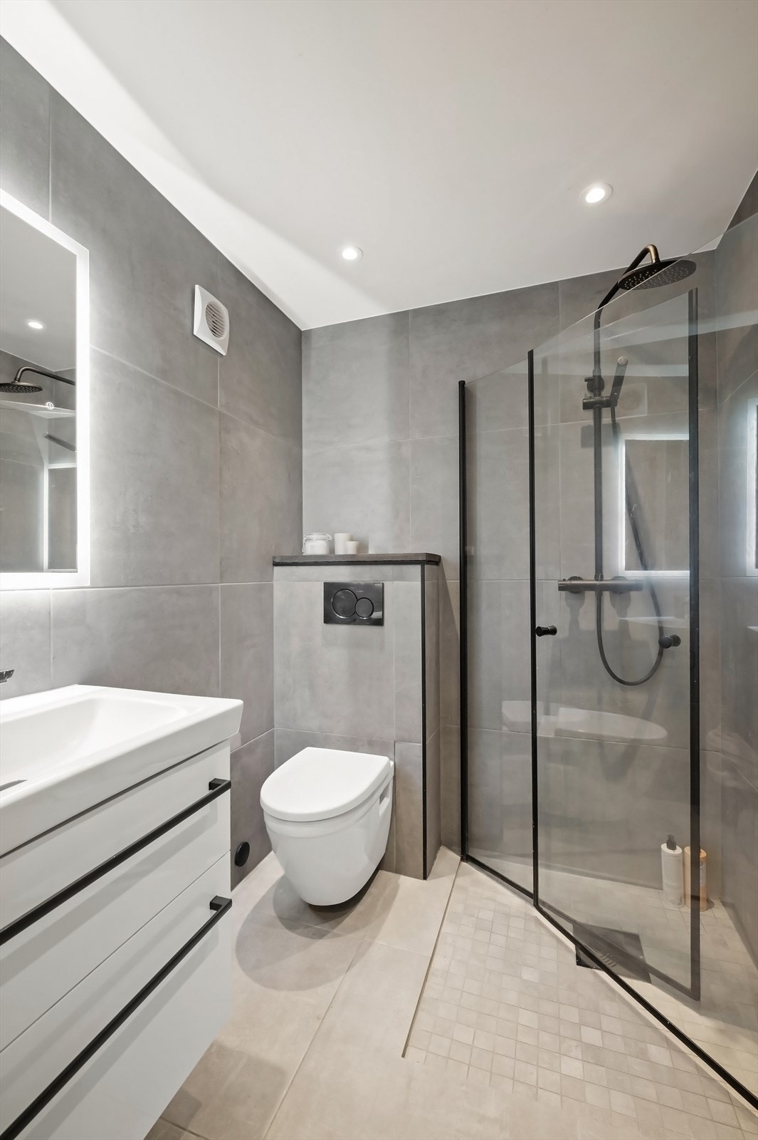 Bad renovert i 2020. Innredet med regnfalldusj, servant med skuffer og veggmontert toalett. Varmekabler i gulv og downlights i himling. Galleribilde