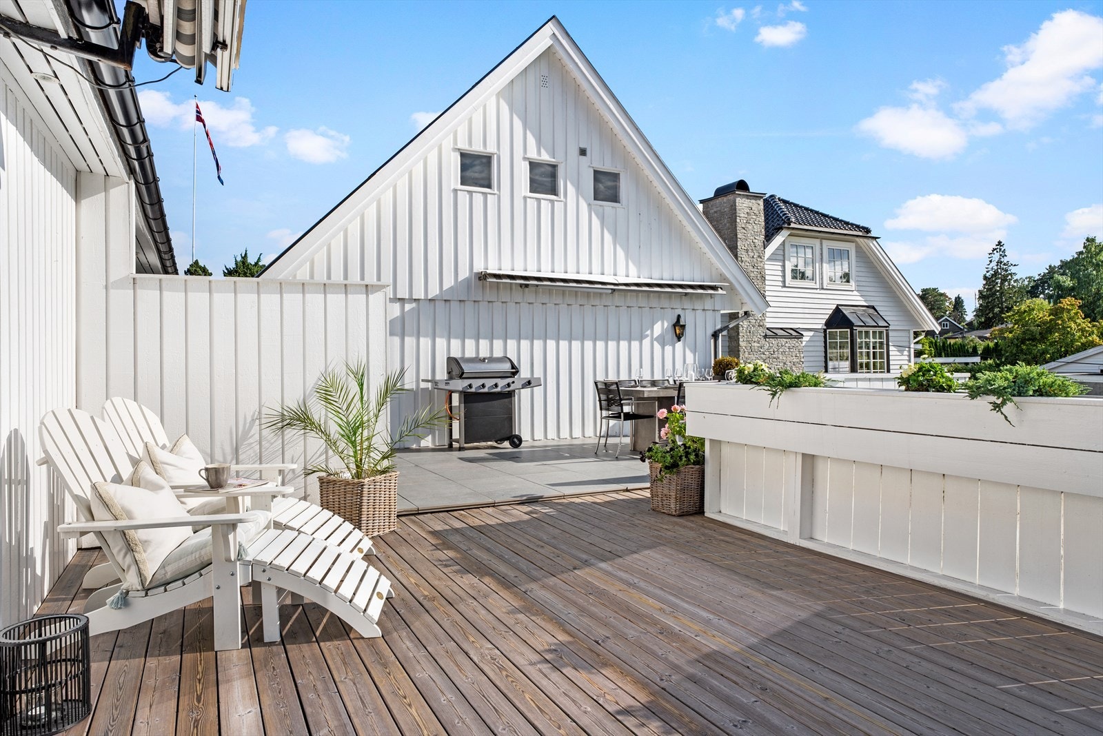 Fine, usjenerte uteplasser. Både hage og terrasse oppleves lettstelt. Galleribilde