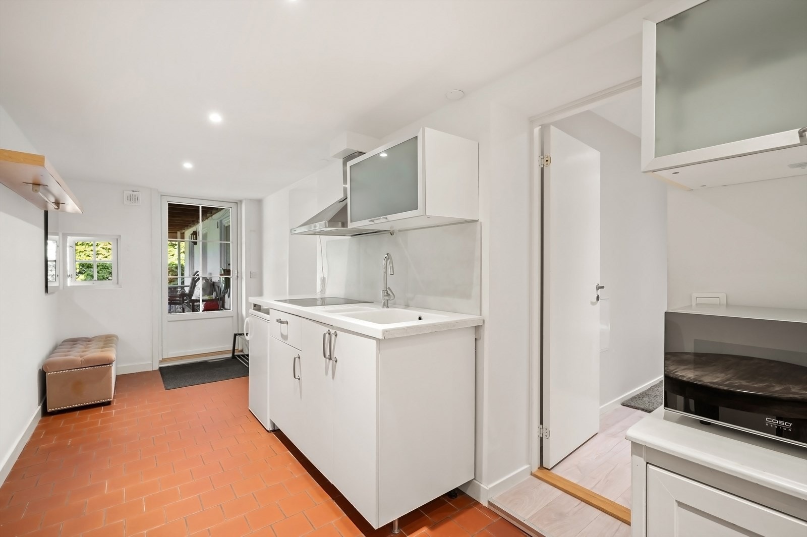 Andre del av kjeller med intern og separat inngang. Entré og kjøkken er et tilbygg som er oppført i senere tid (Ikke søkt om tilbygg) Galleribilde