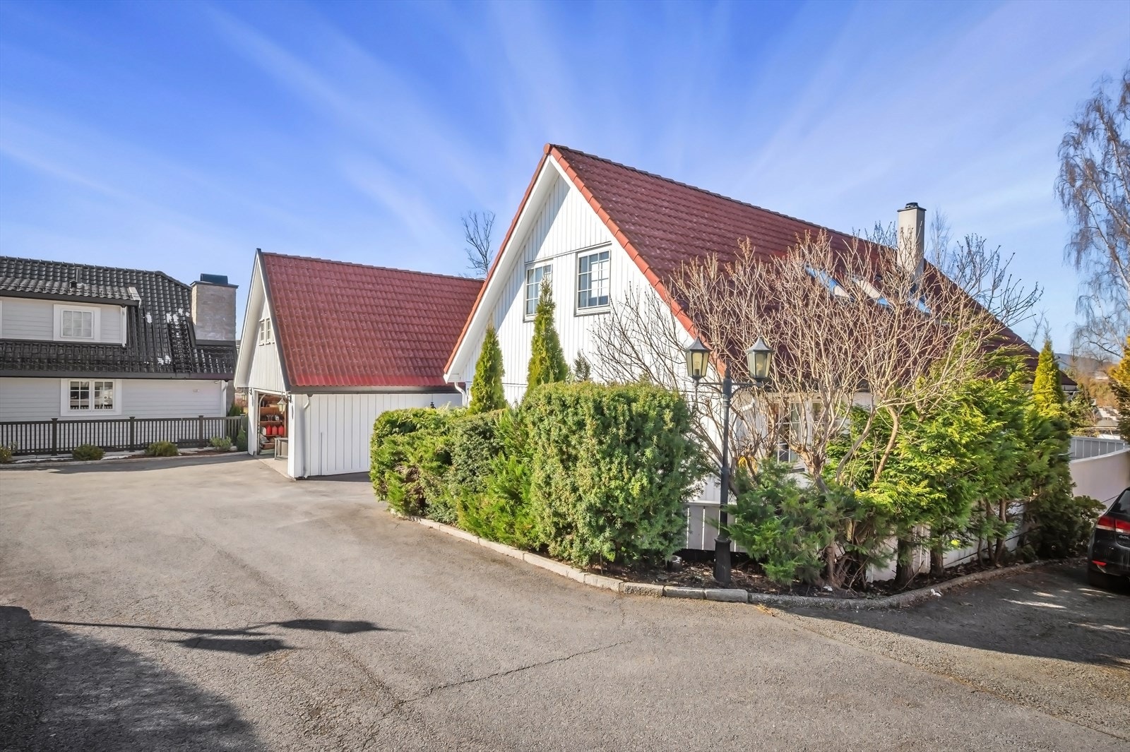 Stor og familievennlig enebolig i et skjermet og veletablert nabolag i fine omgivelser på Snarøya. Galleribilde