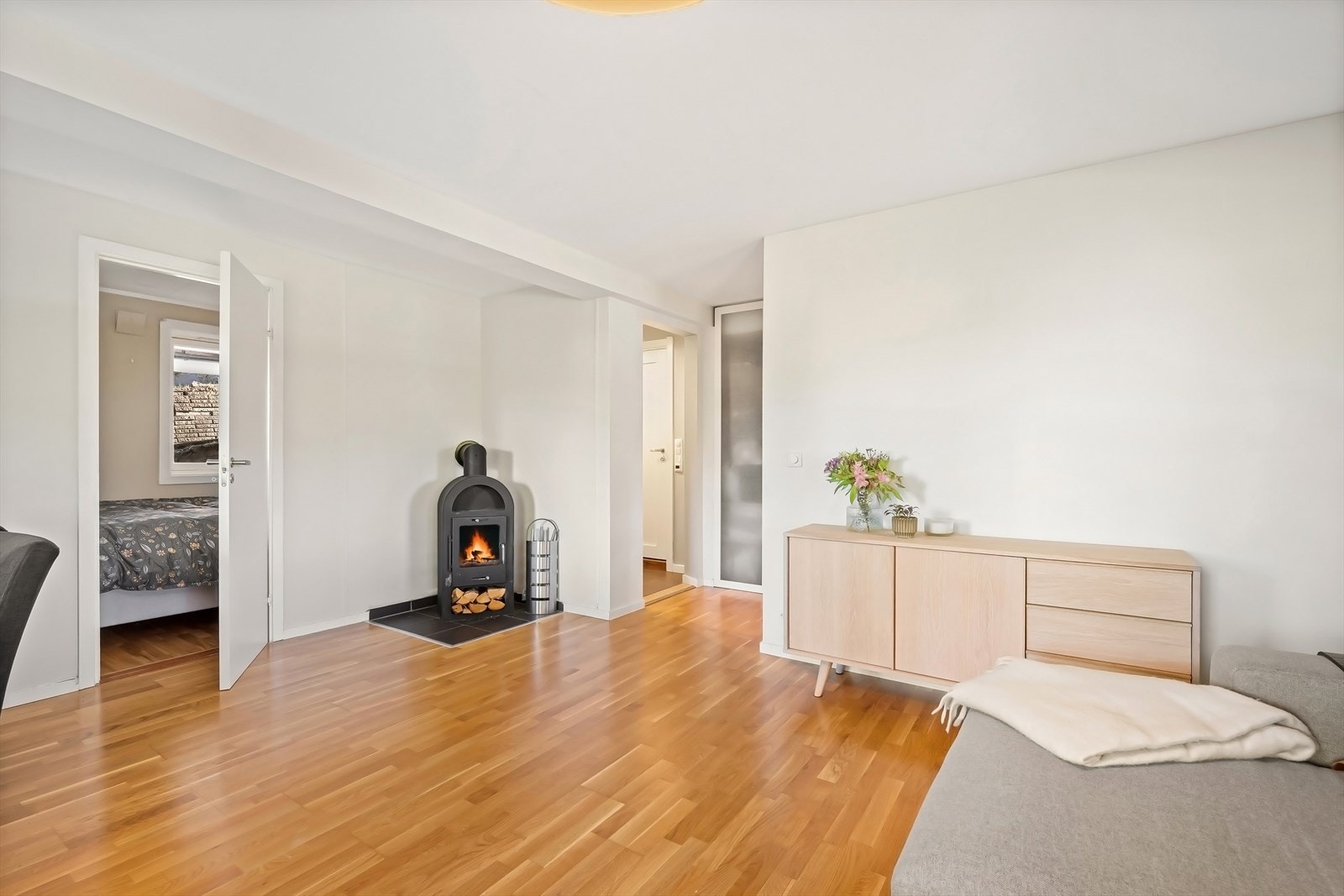 Soverom inn fra stue. Galleribilde