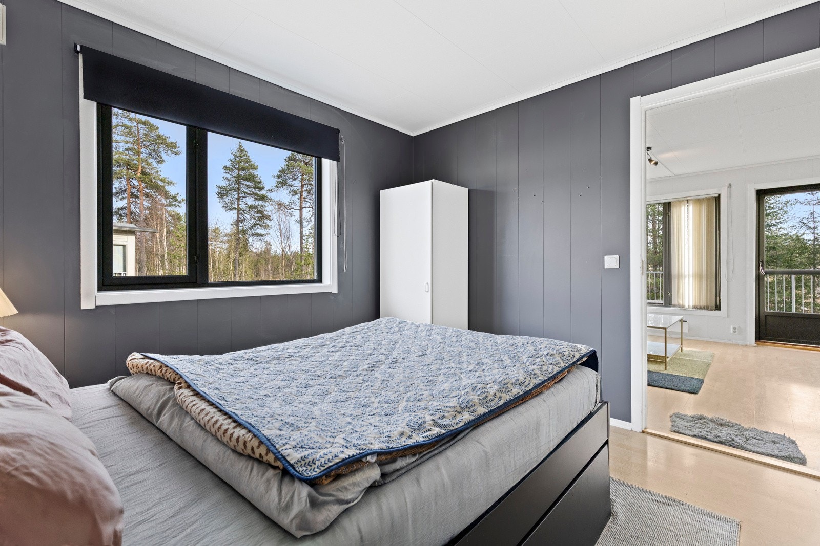Det er montert solskjerming foran vinduet. Galleribilde