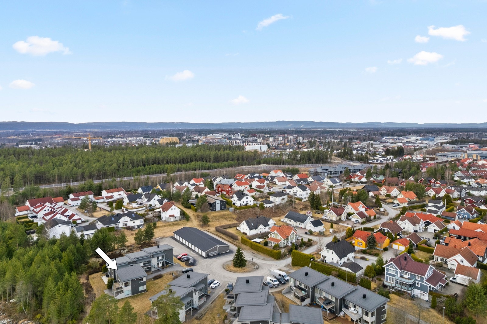 Felles eiet tomt i sameiet på 6.192,4 kvm. Tomten er pent opparbeidet med stort plenareal, busker, diverse beplantning, samt noe naturlig vegetasjon. Galleribilde