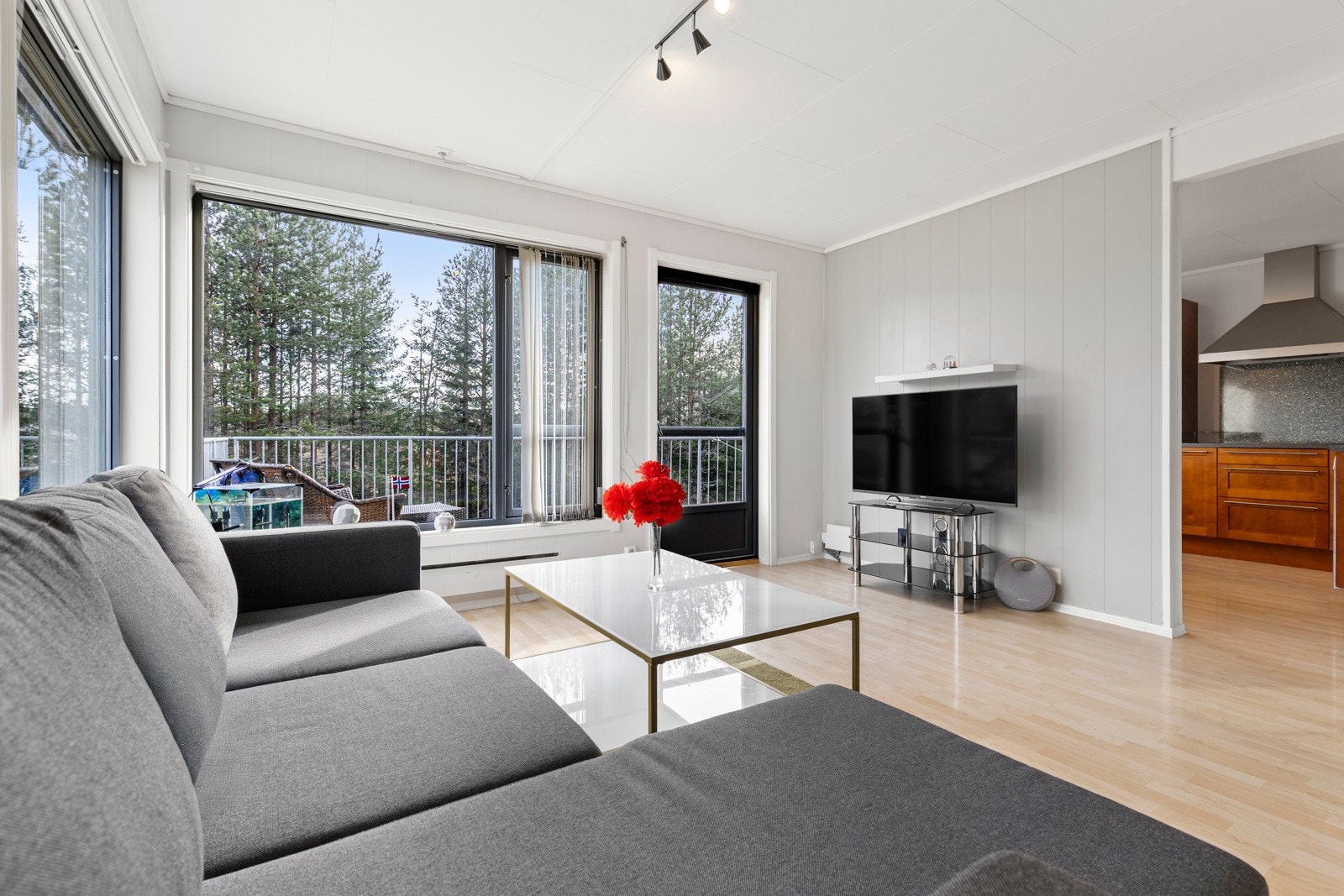 Den åpne stuen fremstår som innbydende i lyse, tidsriktige fargevalg. Gode vindusflater i flere himmelretninger slipper inn rikelig med lys og gir en luftig romfølelse. Galleribilde