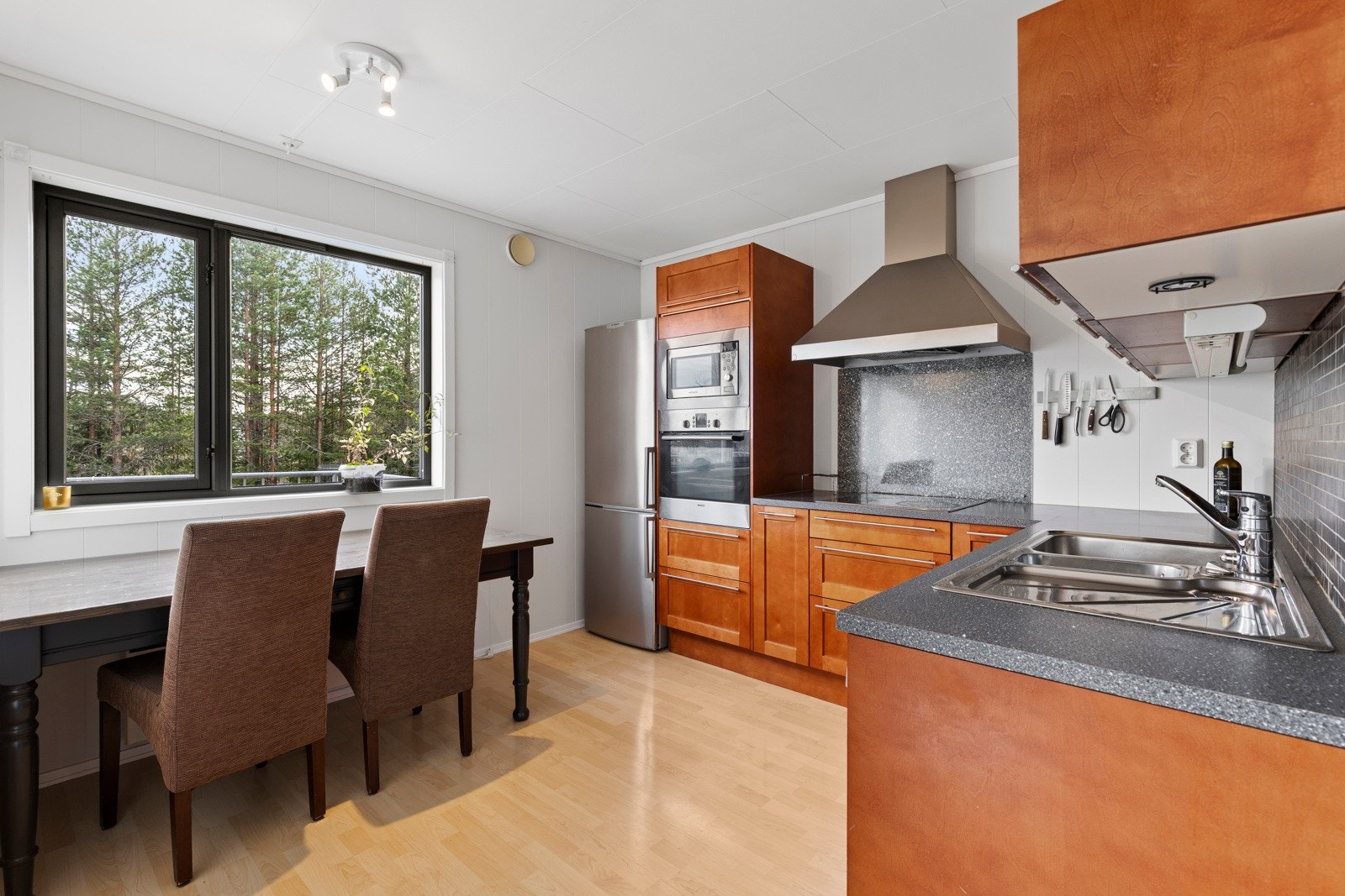 God plass til koselig spisebord foran de store vinduene. Galleribilde